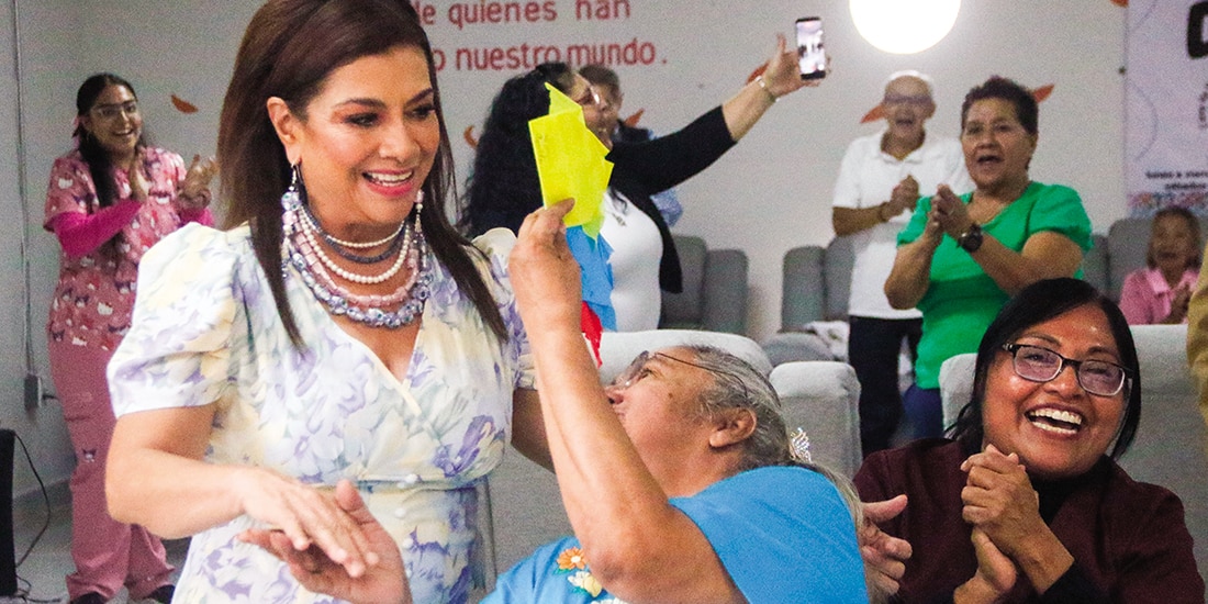 Clara Brugada y usuarias del nuevo espacio en Xochimilco, ayer.