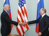 Biden y Putin se saludan en Moscú, Rusia, en 2011.