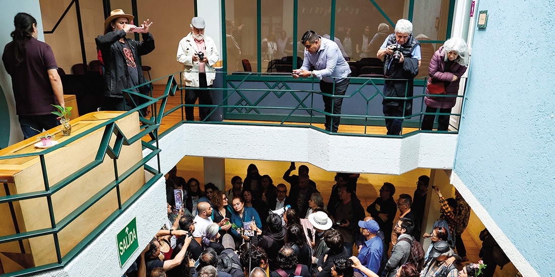 Los escritores convocaron el próximo viernes a otra protesta en el inmueble.