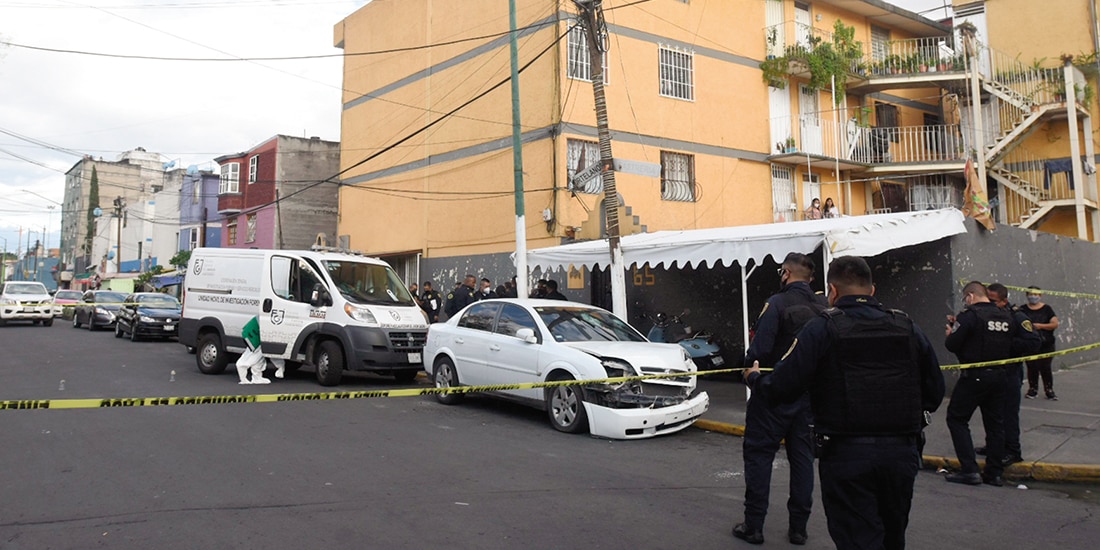 Peritos de la fiscalía indagan el homicidio de un hombre en Venustiano Carranza, en 2021.
