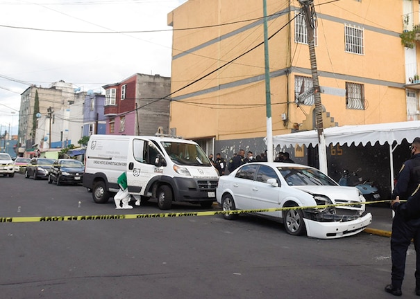 Peritos de la fiscalía indagan el homicidio de un hombre en Venustiano Carranza, en 2021.