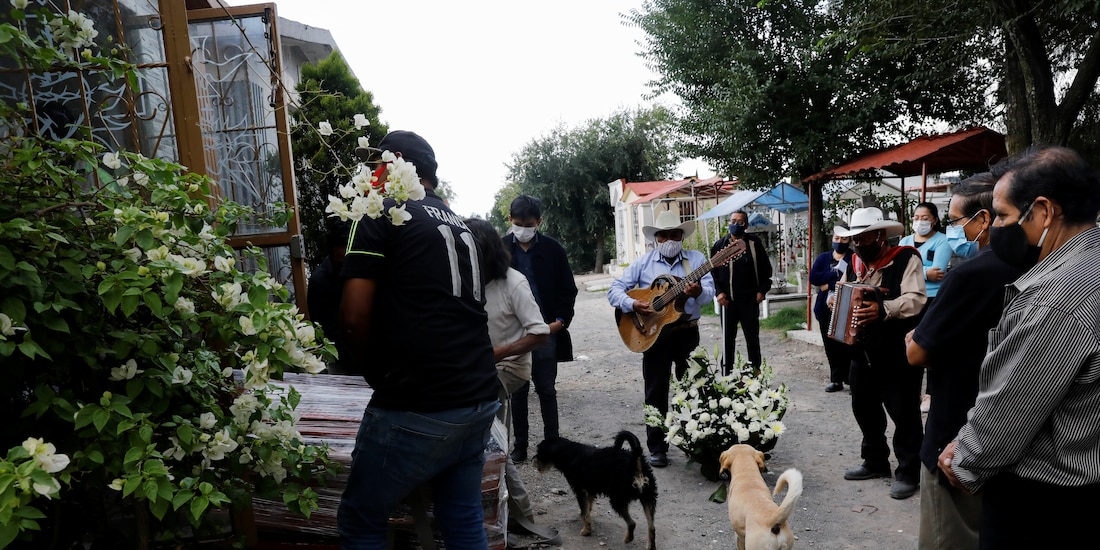 Músicos en el funeral de una persona que murió de COVID-19