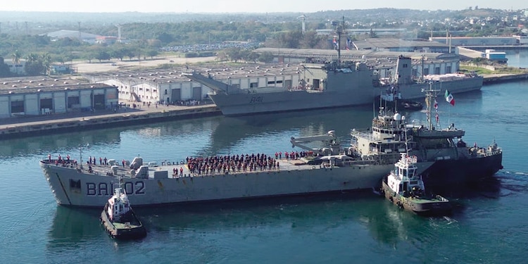 Uno de los barcos de la Armada de México, ayer, a su arribo a la isla.