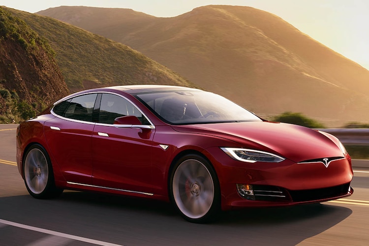 Tesla Model S Paid cuenta con tres motores electricos, lo que le permite alcanzar velocidades de hasta 320 km/h de velocidad