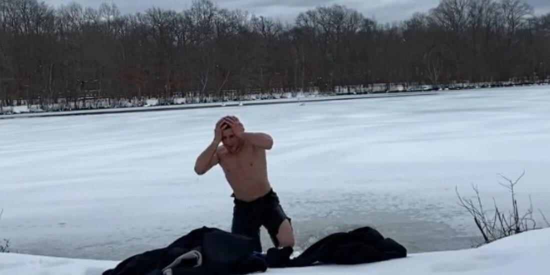 Merab Dvalishvili se lamenta después de lanzarse al lago congelado.