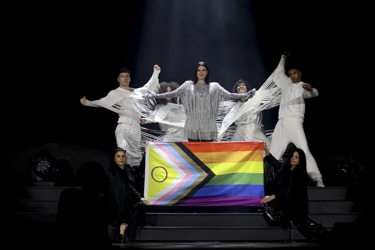 Laura Pausini en segunda etapa de su concierto en Arena CDMX