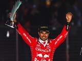 Checo Pérez celebra su podio en el GP de Las Vegas de F1.