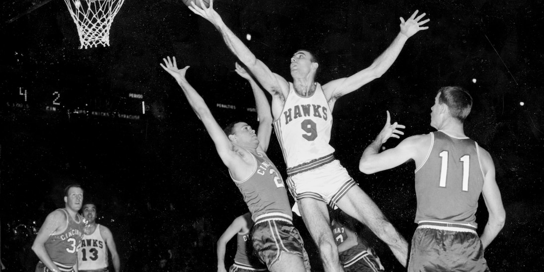 Bob Pettit, de los Hawks de St. Louis, salta para realizar un disparo a una mano.