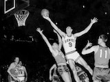 Bob Pettit, de los Hawks de St. Louis, salta para realizar un disparo a una mano.