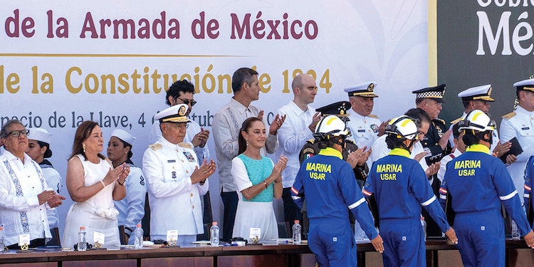 La presidenta (c) y el titular de la Semar, ayer, al encabezar el evento.