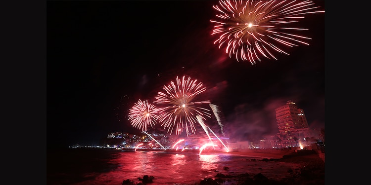 FUEGOS ARTIFICIALES son parte del
espectáculo.