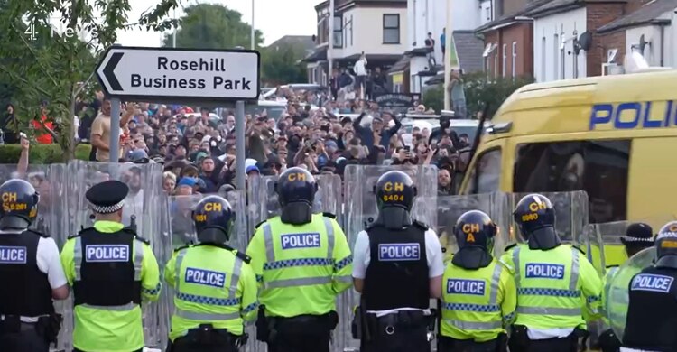 Protesta cerca del taller de danza donde apuñalaron a varios menores se tornó violenta en Reino Unido