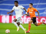 Vinicius Junior conduce el esférico ante la marca de Dodo durante el encuentro entre Real Madrid y Shakhtar Donetsk.