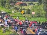 Manifestantes cierran la carretera federal México-Cuernavaca por cobros excesivos y cortes de luz.