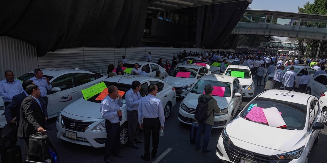 Taxistas realizan bloqueos en la Terminal 1 y 2 del Aeropuerto Internacional de la Ciudad de México