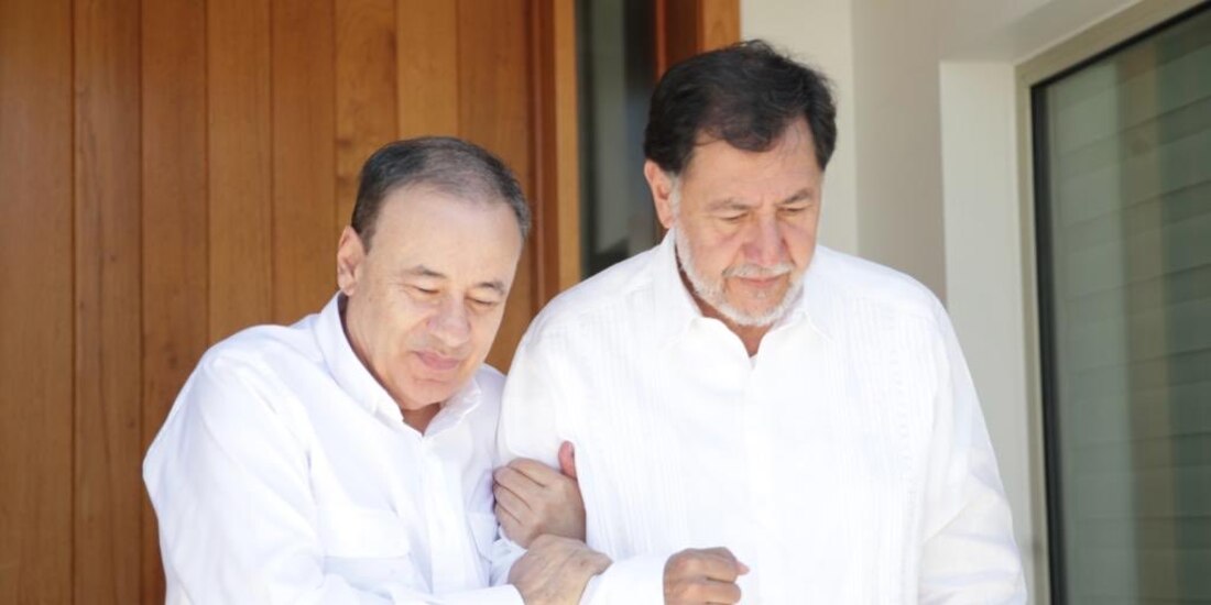 El petista (der.) con Alfonso Durazo, ayer.