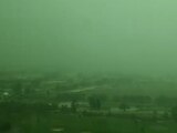 El cielo se pinta de verde en Dubái tras las lluvias y desata múltiples especulaciones.