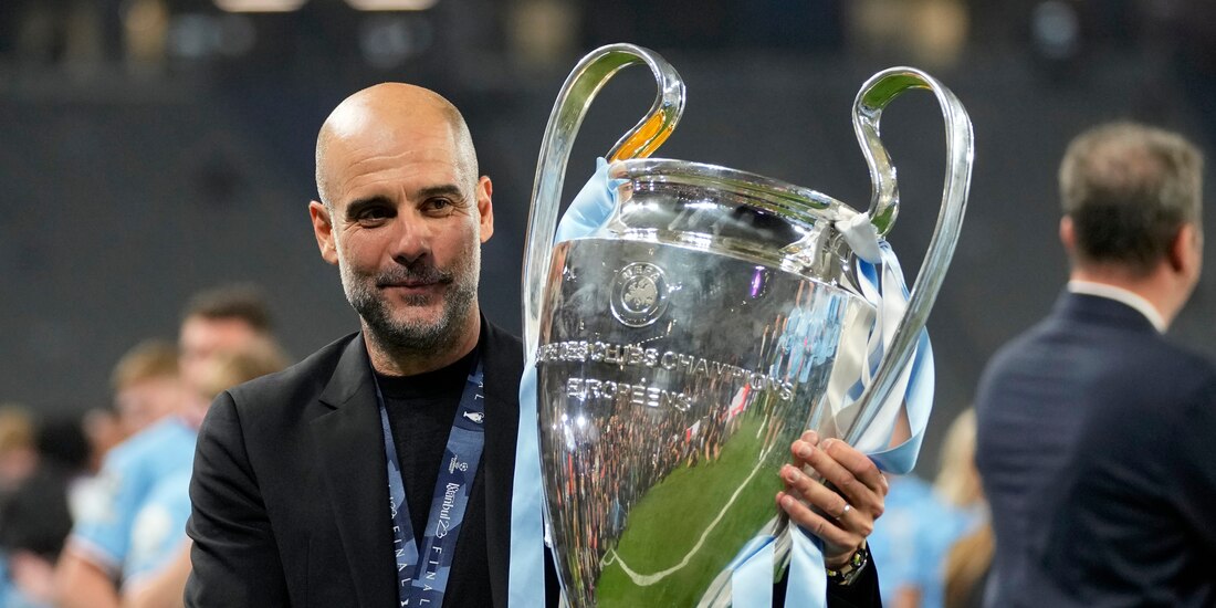 Pep Guardiola festeja con el trofeo de la Champions League después del triunfo del Manchester City sobre el Inter de Milán.
