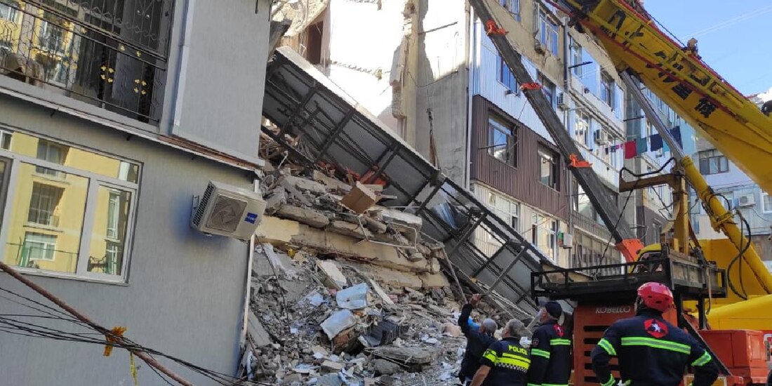 Se trabaja en el rescate de los desaparecidos en este edificio de Georgia, en Eurasia