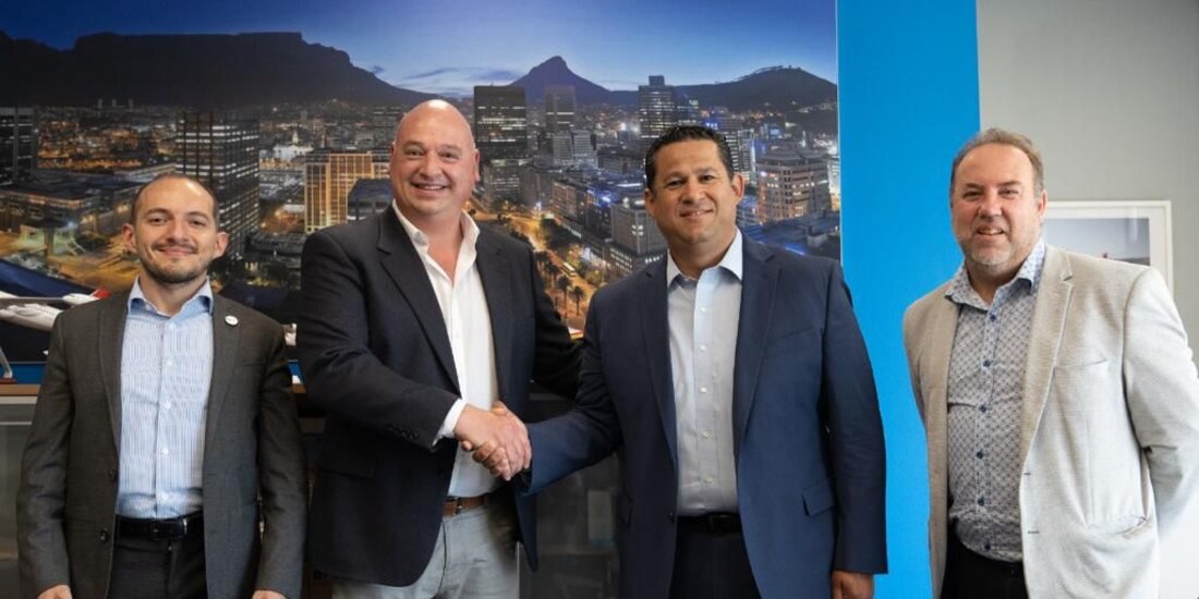 El gobernador Diego Sinhué Rodríguez (der.), ayer, en Sudáfrica.