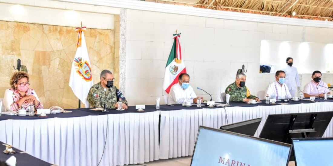 El mandatario estatal (centro), ayer, en Acapulco.