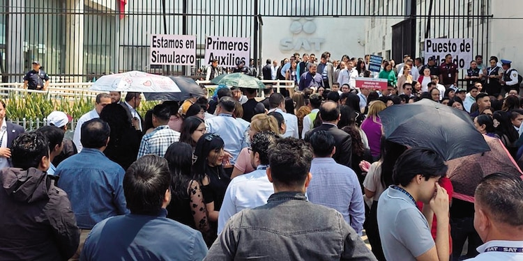 Habitantes de la CDMX al participar, ayer, en el 1.er Simulacro Nacional 2026.