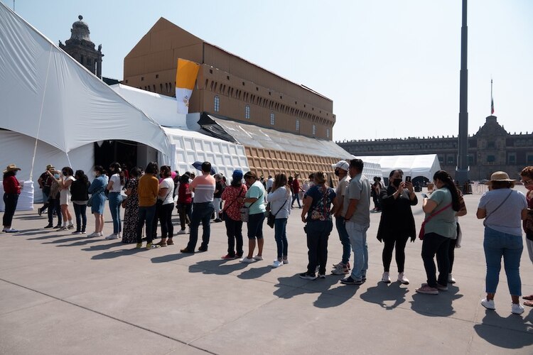 Desde antes de las 10:00 horas las personas se formaron para poder ingresar a la exposición en el Zócalo de la CDMX.