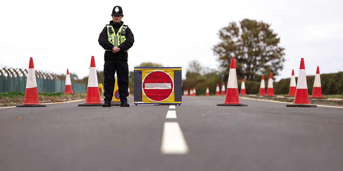 Un policía bloquea una carretera cerca de la base aérea RAF Fairford, que alberga la Fuerza Aérea de EU, en GB, ayer.