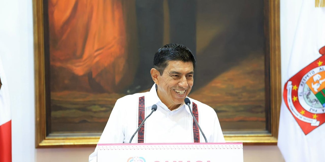 El gobernador Salomón Jara Cruz y funcionarios presentan las nuevas herramientas digitales para salud y transporte.