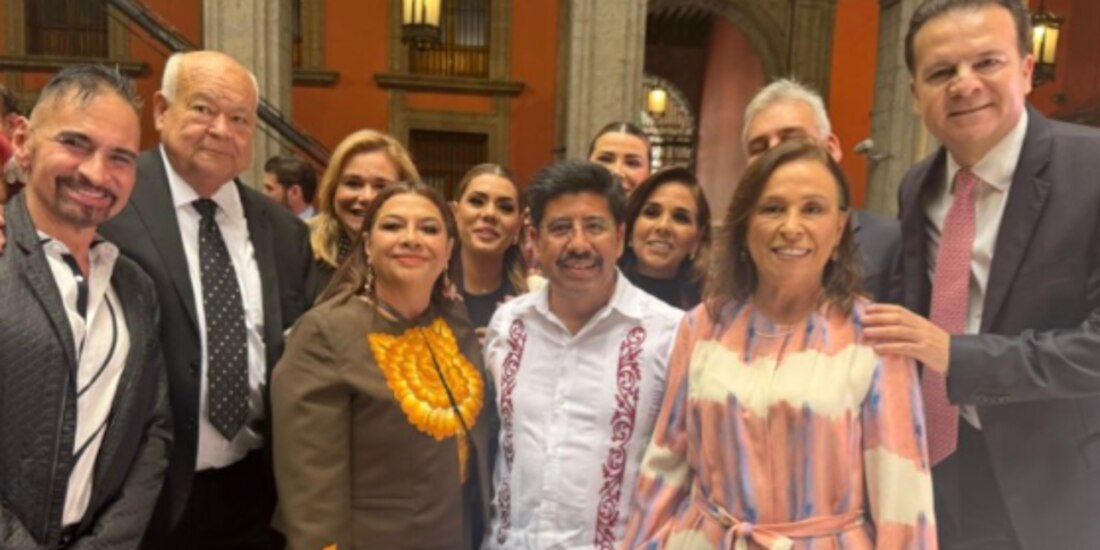 De izq. a der.: Horacio Franco, Víctor Manuel Castro, Maru Campos, Evelyn Salgado, Marina del Pilar Ávila, Mara Lezama, Clara Brugada, Hugo Aguilar, Rocío Nahle y Esteban Villegas, ayer en Palacio Nacional.