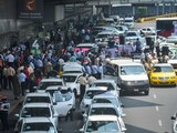 En la imagen: Taxistas que ofrecen sus servicios en el AICM bloquearon el acceso a la Terminal 1 para exigir a las autoridades se prohíba la entrada de vehículos, en mayo.
