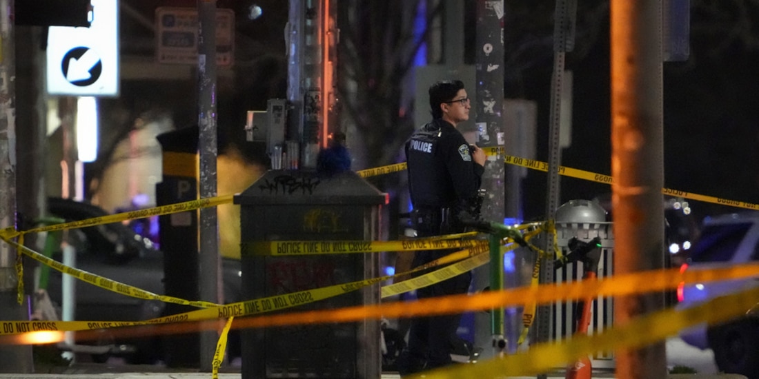 Autoridades de Austin iniciaron un operativo tras el reporte de disparos que dejó tres muertos y varios heridos en un bar de la ciudad.