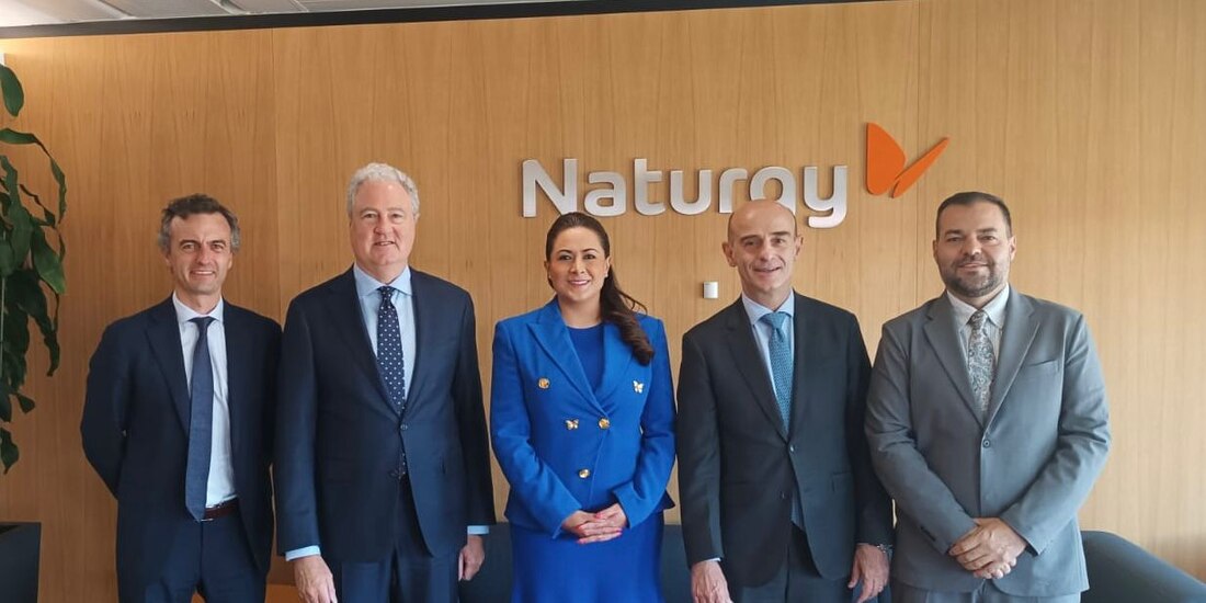 Al centro de la imagen la Gobernadora de Aguascalientes.