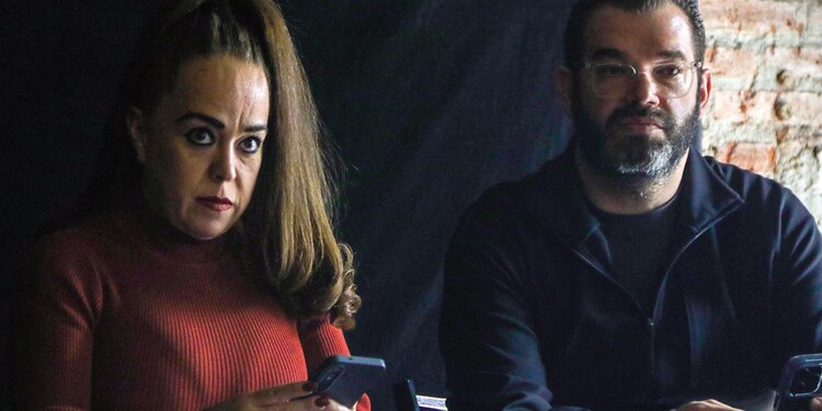 Locatarios de los Arcos, en el Zócalo capitalino, compartieron que tres joyerías fueron robadas y 10 cortinas de diferentes negocios fueron dañas, en la manifestación del 15 de noviembre.