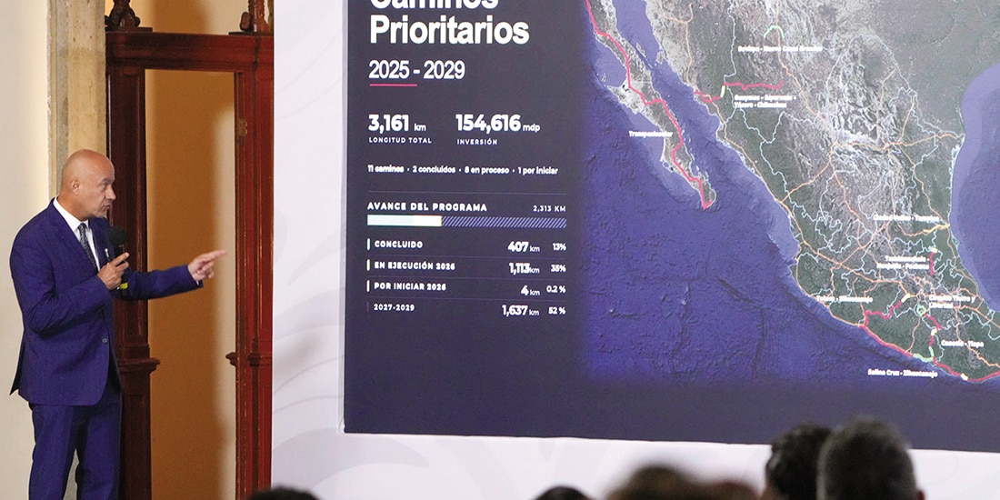 El titular de la SICT, Jesús Esteva Medina, ayer, en conferencia de prensa.