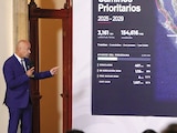 El titular de la SICT, Jesús Esteva Medina, ayer, en conferencia de prensa.