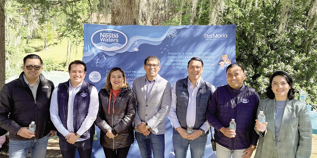 AUTORIDADES de Nestlé México junto con la presidenta municipal de Santa Rita Tlahuapan (3.a de izq. a der.), en la planta de Santa María, el pasado 20 de marzo.