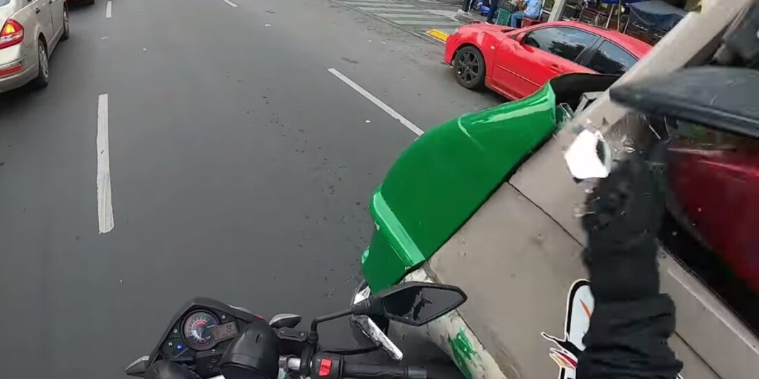 Así como hay quienes defienden la manera en la que actuó el motociclista que le rompió el retrovisor a un microbús, hay quienes afirman que su manera de actuar solo conduce a más violencia