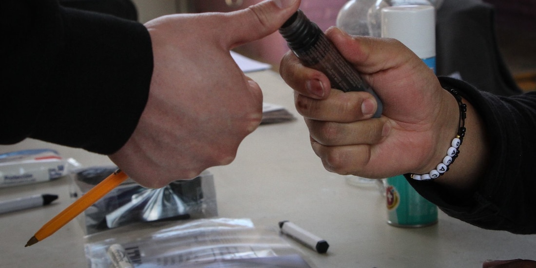 Tinta indeleble en el pulgar de un votante durante la jornada electoral