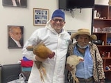 Abuelito de escasos recursos pagó a cirujano con dos gallinas