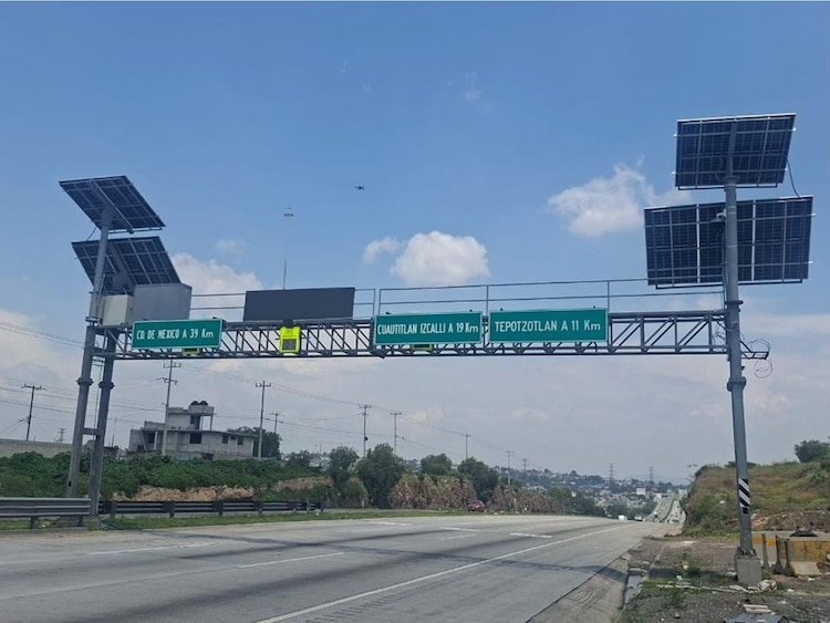 Elementos de la Guardia Nacional y personal operativo inspeccionan vehículos en un tramo carretero como parte del control de pesos y dimensiones