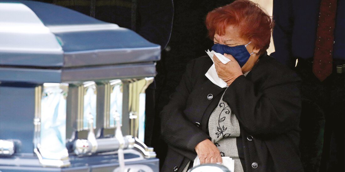 Una mujer llora a su esposo después de que murió de la enfermedad de Covid-19 en Colorado, EU.