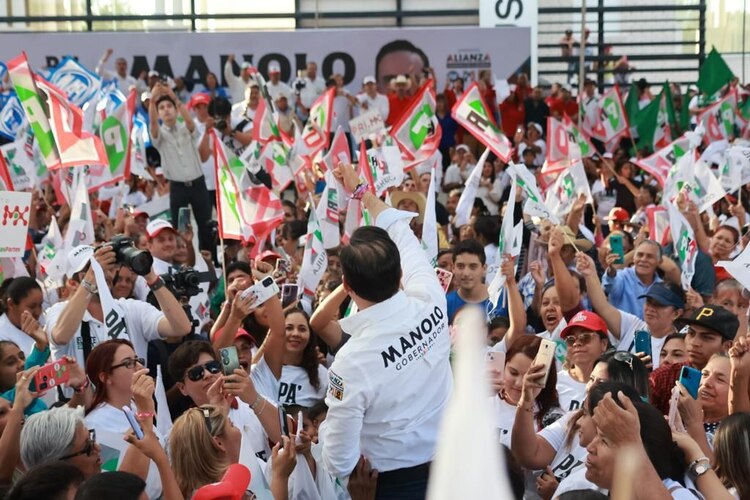 "Yo les pido de corazón que me permitan servirles, trabajar por ustedes y sus familias", dijo Manolo Jiménez.