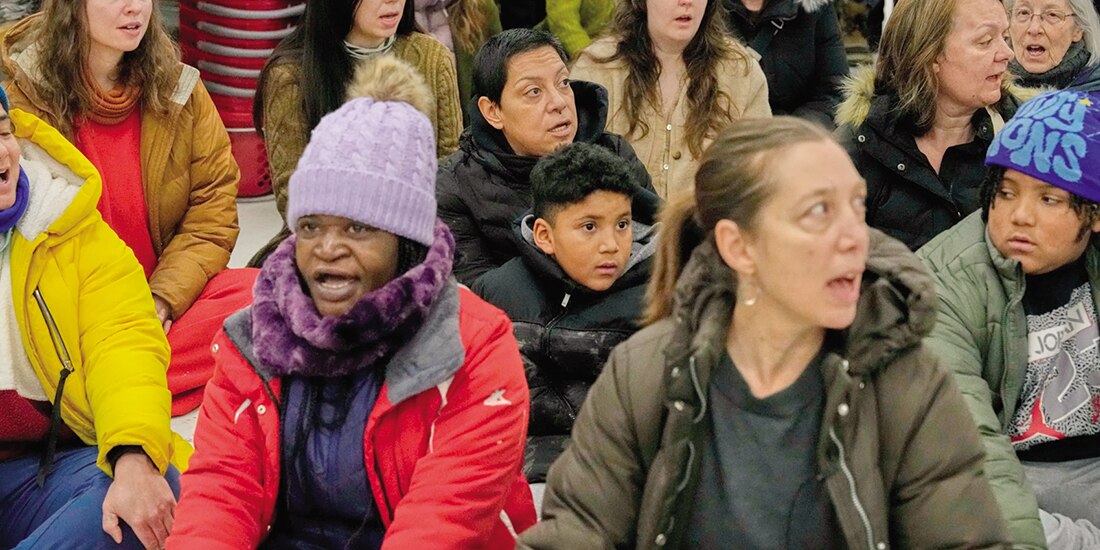 Personas detenidas por ICE cantan durante una protesta, en St. Paul, Minnesota, ayer.