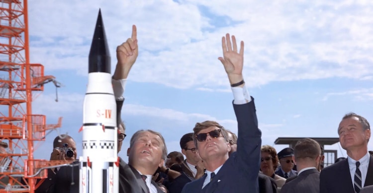 Wernher von Braun le explica el sistema Saturno al presidente John F. Kennedy en el Complejo de Lanzamiento 37 mientras el presidente visita el Anexo de Pruebas de Misiles de Cabo Cañaveral el 16 de noviembre de 1963