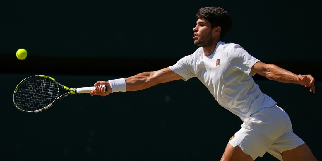 Carlos Alcaraz vence a Taylor Fritz y es finalista en Wimbledon por tercer año consecutivo