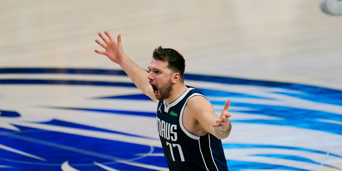Luka Doncic, celebra la tercera victoria del conjunto de Dallas, ayer.