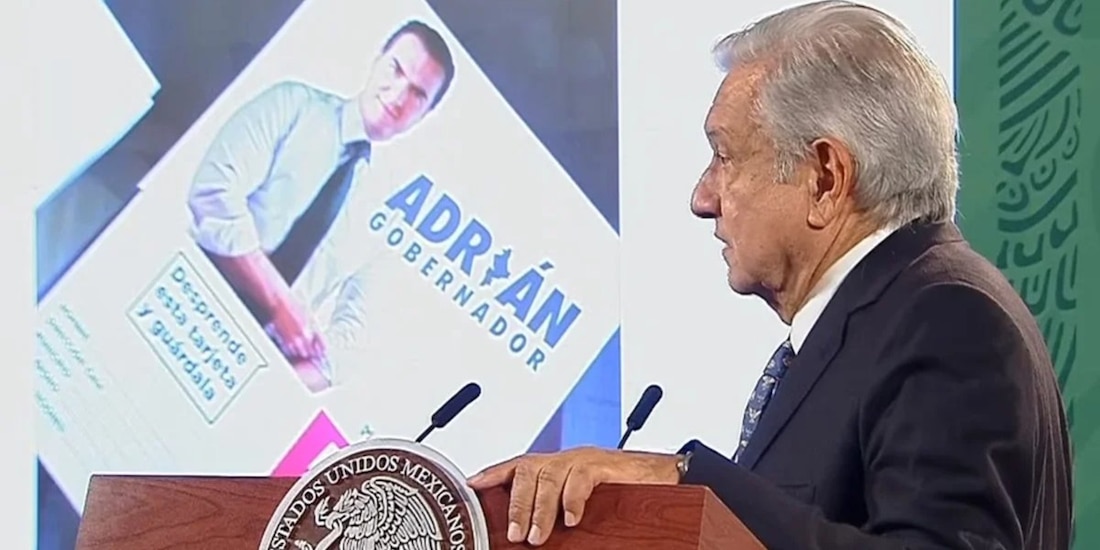 AMLO exhibió en la mañanera las tarjetas que entrega Adrián de la Garza en Nuevo León.
