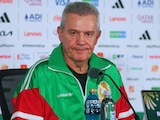 Javier Aguirre en conferencia de prensa.