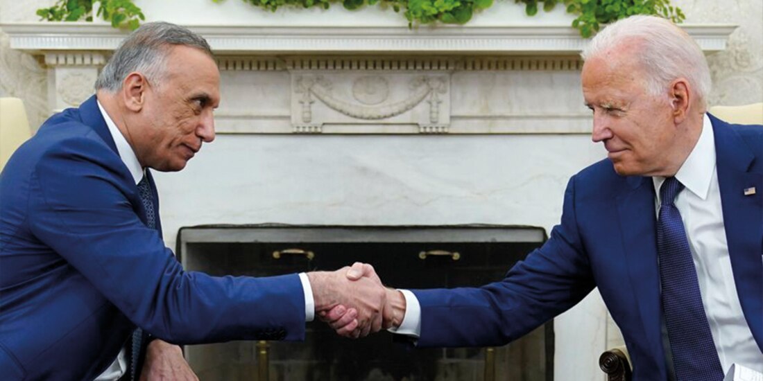 Joe Biden (der.) y el primer ministro de Irak, Mustafa Al-Kadhimi, ayer.